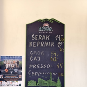 Na čepu jsou horská piva Šerák a Keprník, objednat si můžete také čaj, grog nebo kávu. 