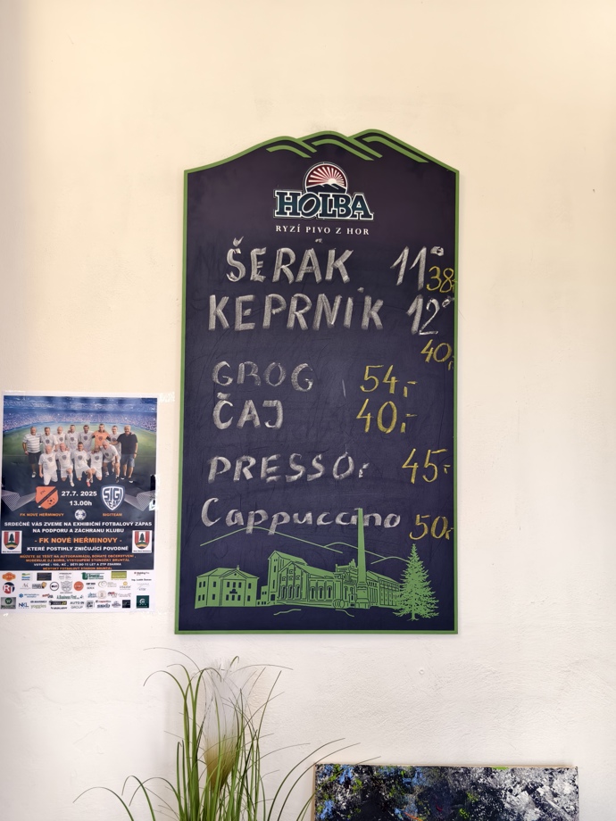 Na čepu jsou horská piva Šerák a Keprník, objednat si můžete také čaj, grog nebo kávu. 
