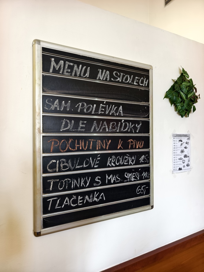 Pivo se nejlépe zajídá pochutinami, kterých zde mají na výběr hned několik. 