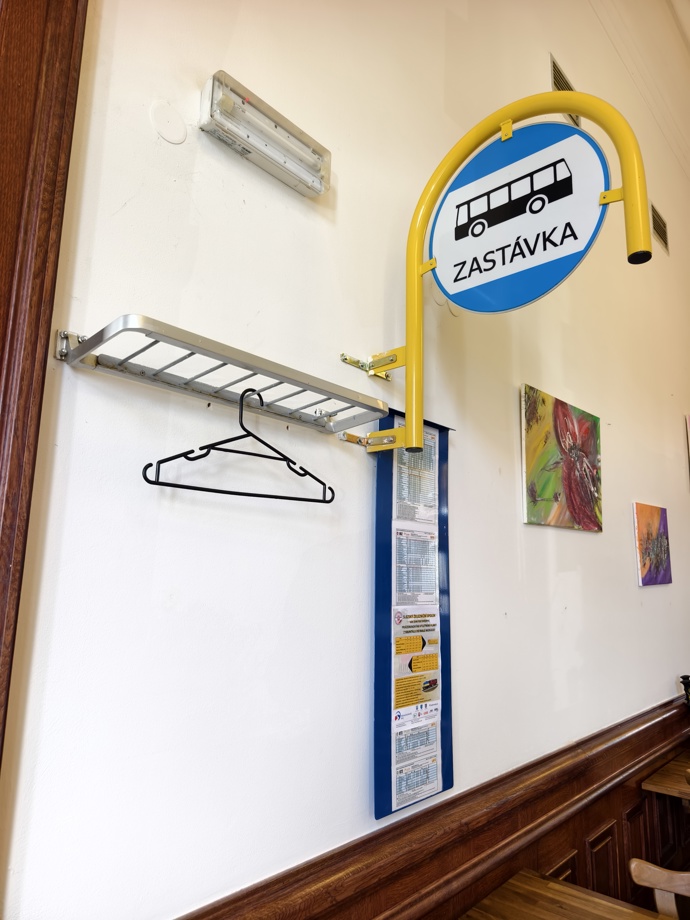 Restaurace Nádražka a její tematické dekorace.