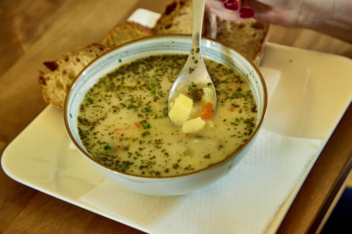 Poctivá bramboračka s houbami.