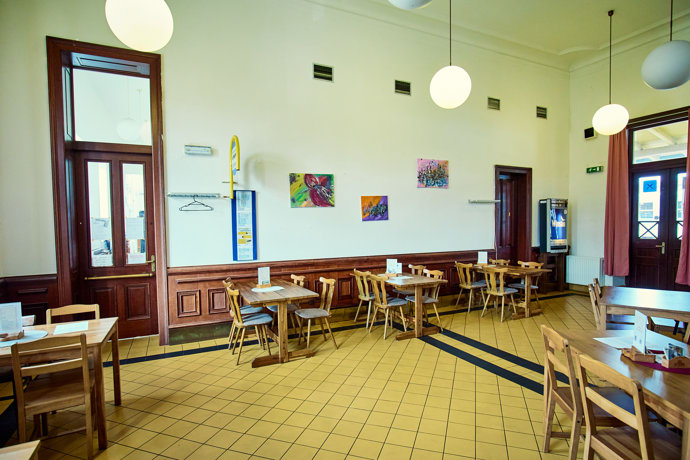 Restaurace Nádražka zaujme tematickou výzdobou.