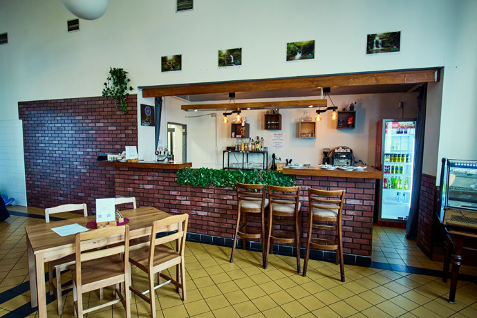 Na to, že jde o nádražní hospodu, je restaurace příjemná na pohled. 