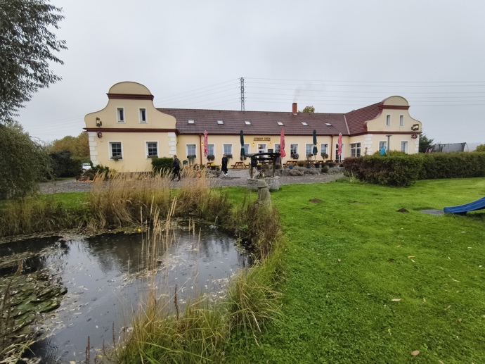 Před statkem je malebné jezírko. 