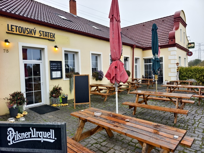 Dost místa je také u venkovního posezení. 