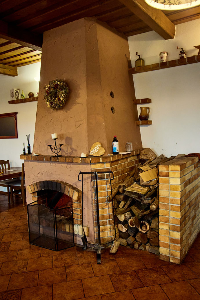 Dominantou místnosti je velký krb. 