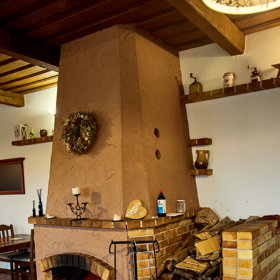 Letovský statek má i krb.