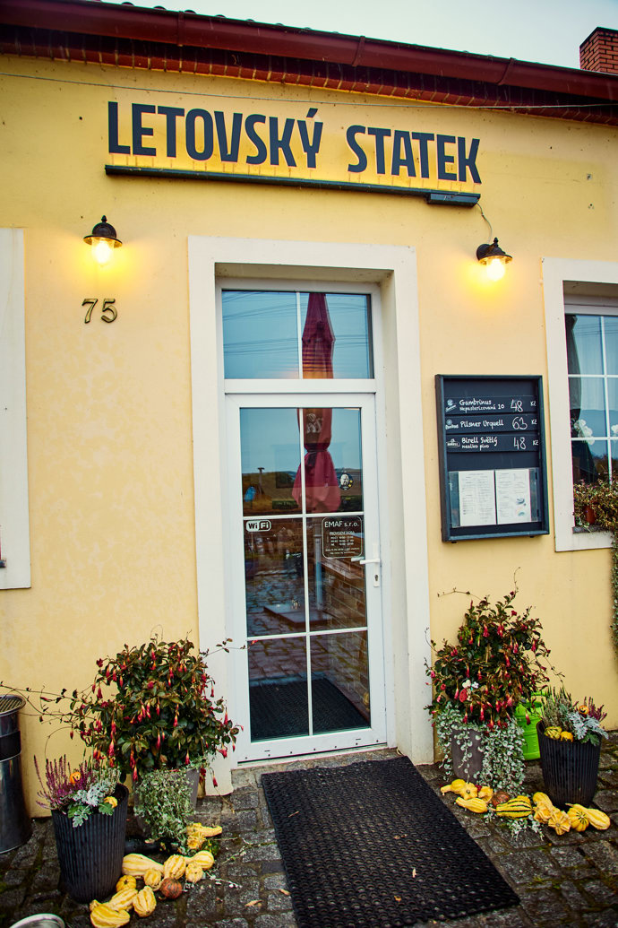 Jihočeská restaurace vypadá hezky upraveně i zvenku. 