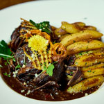 Zajíc na černo s mandlemi a sušenými švestkami, bramborové šulánky. Jídlo, které si oblíbil i Zdeněk Pohlreich, vyjde na 289 korun a je perlou letovského statku.