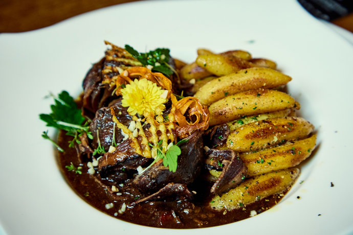 Zajíc na černo s mandlemi a sušenými švestkami, bramborové šulánky. Jídlo, které si oblíbil i Zdeněk Pohlreich, vyjde na 289 korun a je perlou letovského statku.