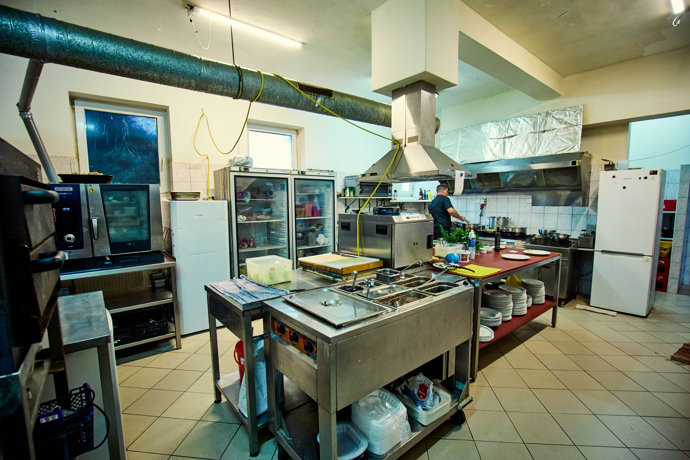 Kuchyně je prostorná a hezky čistá. 