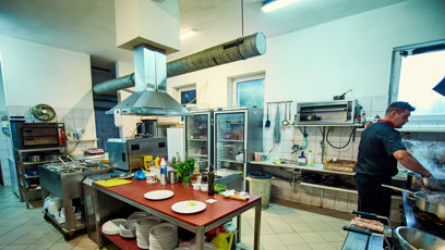 FOTO: Restaurace disponuje prostornou kuchyní.