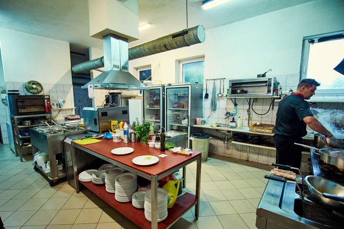 Restaurace disponuje prostornou kuchyní.