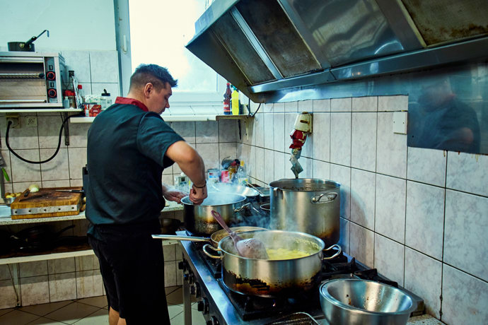 Kuchyni už vládne pořádek a připravují se pokrmy, které nikde jinde nenajdete. 