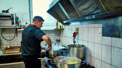 FOTO: Šéfkuchař Michal v akci.