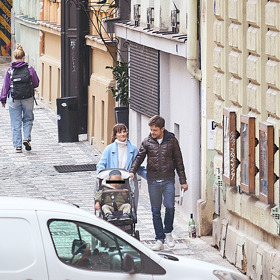 Jiří Mádl se svou partnerkou a synem.