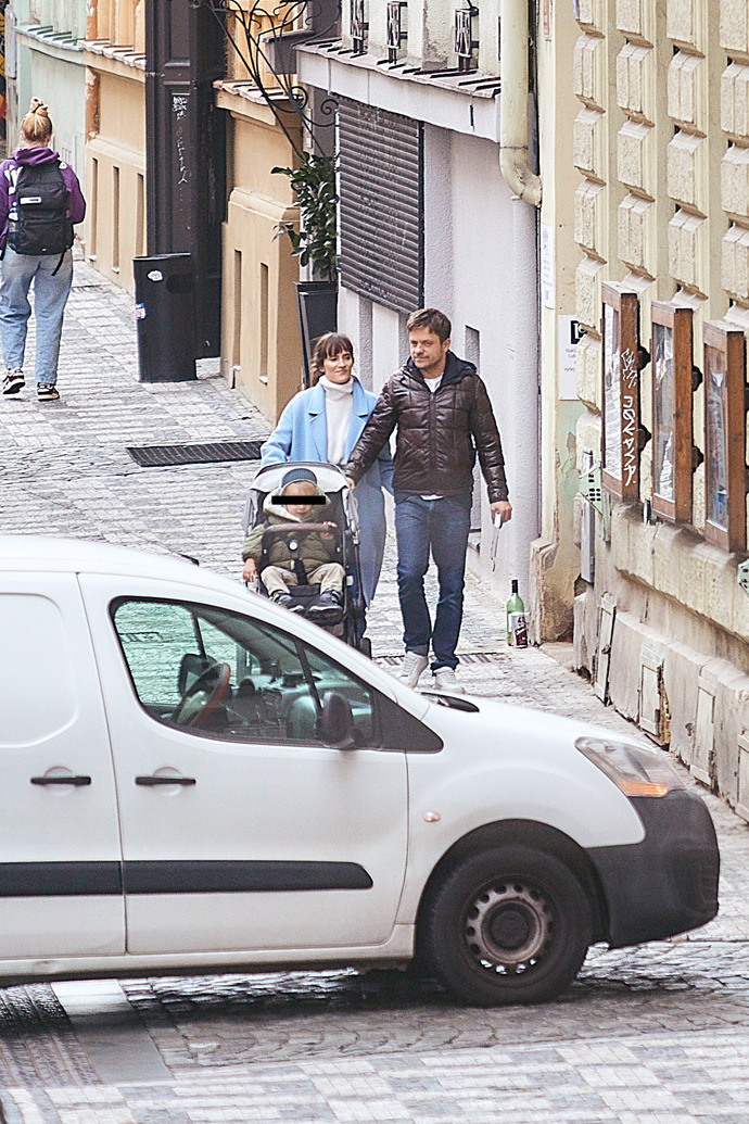 Jiří Mádl se svou partnerkou a synem.