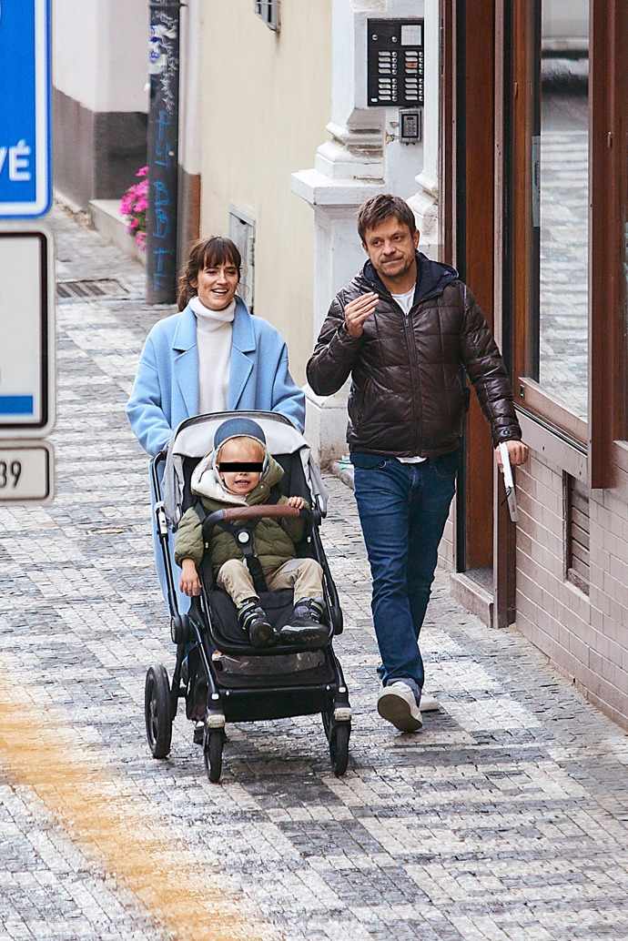 Jiří Mádl se svou partnerkou a synem.