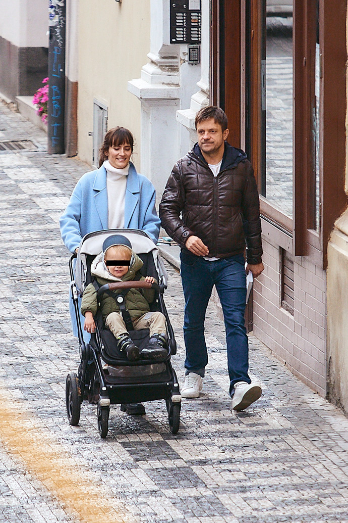 Jiří Mádl se svou partnerkou a synem.