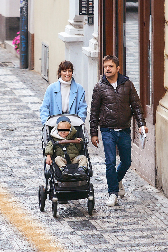 Jiří Mádl se svou partnerkou a synem.