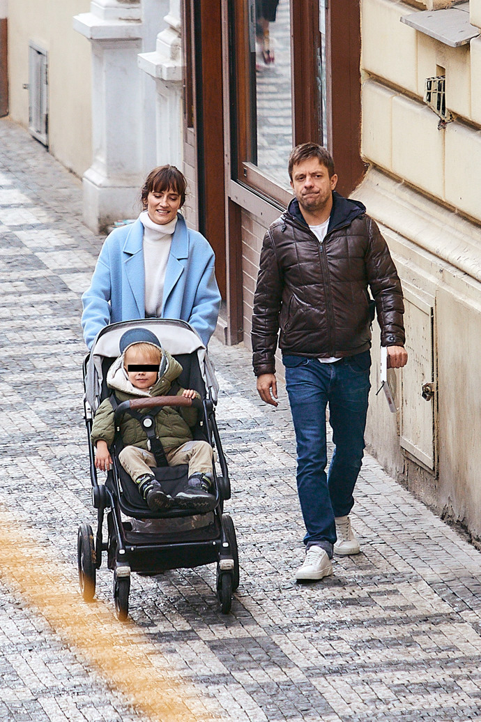 Jiří Mádl se svou partnerkou a synem.