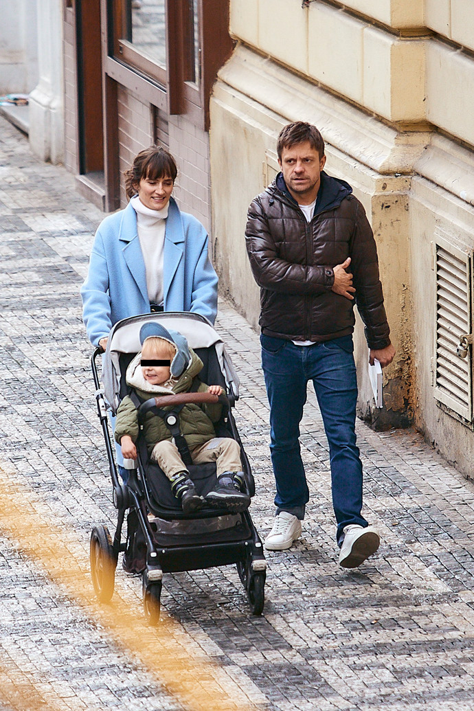 Jiří Mádl se svou partnerkou a synem.