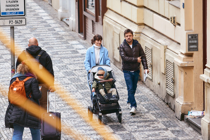 Jiří Mádl se svou partnerkou a synem.