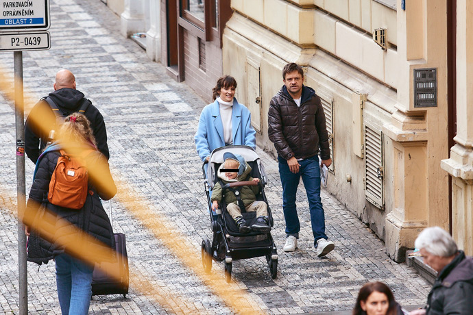 Jiří Mádl se svou partnerkou a synem.