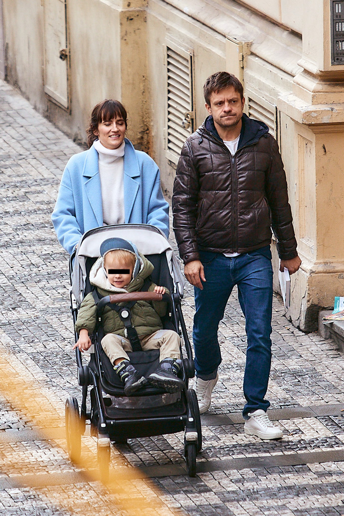 Jiří Mádl se svou partnerkou a synem.