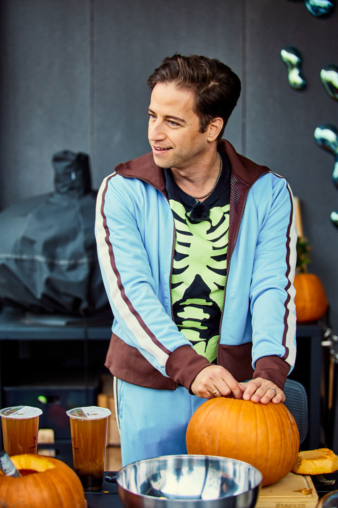 Milan Peroutka při vydlabávání dýní.