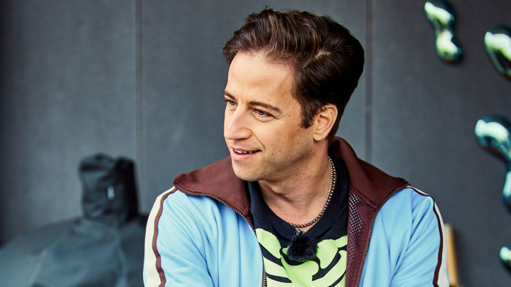 Milan Peroutka při vydlabávání dýní.