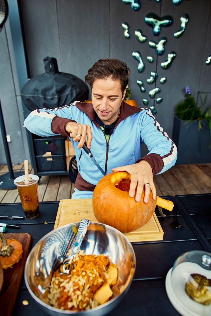 Milan Peroutka při výrobě strašidelné dýně.