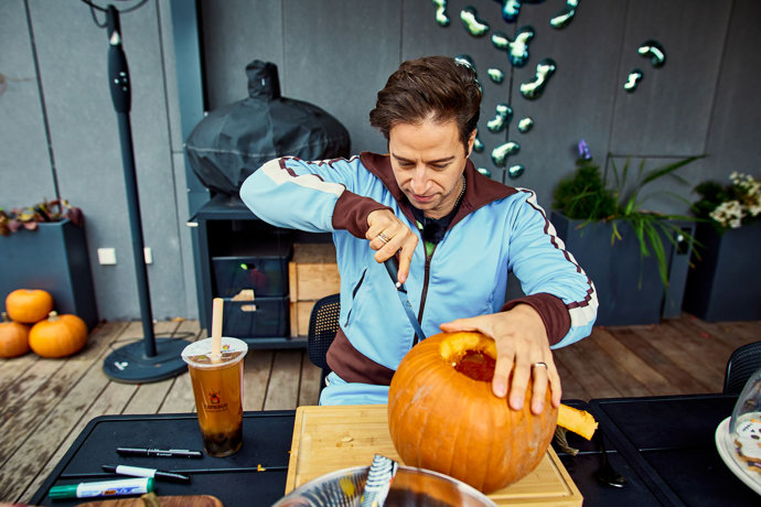 Milan Peroutka si s vyřezáváním dýně poradil na jedničku.