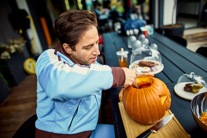 Milan Peroutka dlabe dýně.