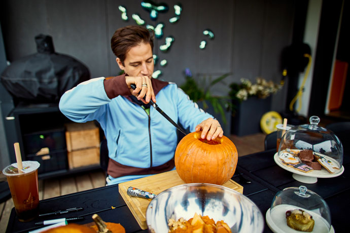 Milan Peroutka řeže do dýně.