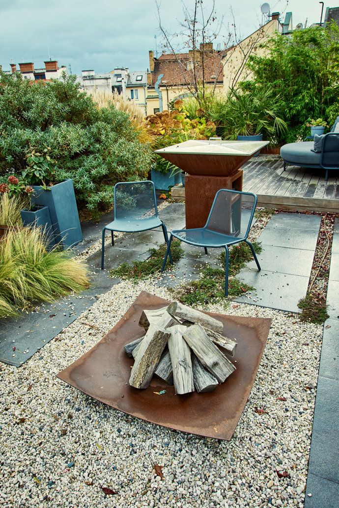 Zahrada má ohniště i gril.