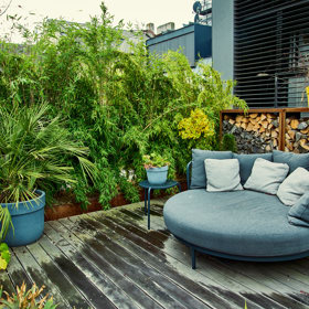 Na zahradě je i koutek, který je stvořen na odpočinek.