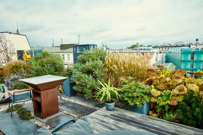 Ačkoliv se byt nachází v centru Prahy, doma mají svou oázu klidu.