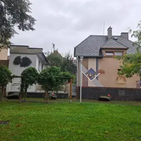 Uličku Johna Lennona najdeme v Bardějově.