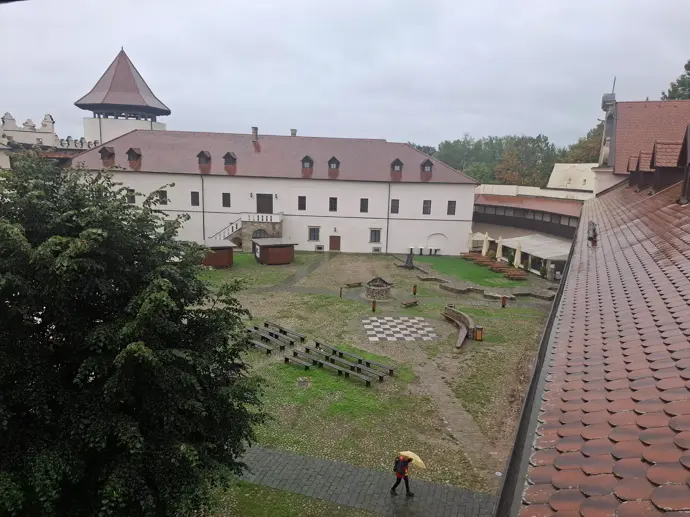 Pohled na náměstí Kežmarského zámku.