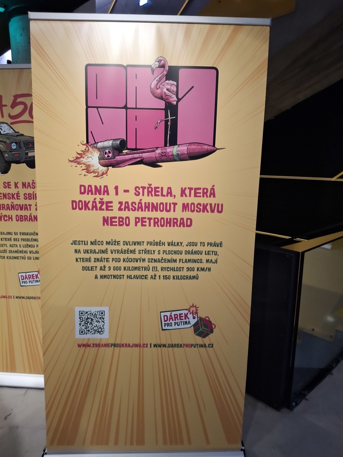 Během večera se vybíraly peníze na raketu, která nese jméno Dany Drábové.