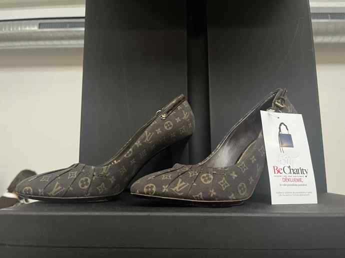 K dostání byly také lodičky Louis Vuitton v ceně 4 500 korun. 