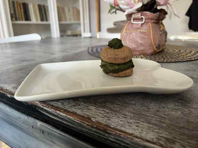 Haffin je tvořený neslaným sýrem obarveným přírodním barvivem, žitnou moukou, pečeným masem a vejcem. 