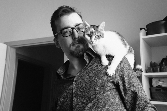 Vojtěch Dobeš poskytl vyfotografované starší příspěvky nového poslance a svého bývalého kamaráda Filipa Turka. Pak se sám dostal do podobného maléru, neboť ani on se v minulosti neubránil pokušení obohatit internet o pár  svých ostrovtipů.
