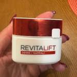 Zklidňující krém proti vráskám L’Oréal Paris Revitalift je favoritem redaktorky Bětky. Koupíte ho za 353 Kč.