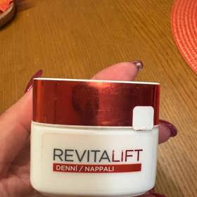 Zklidňující krém proti vráskám L’Oréal Paris Revitalift je favoritem redaktorky Bětky. Koupíte ho za 353 Kč.