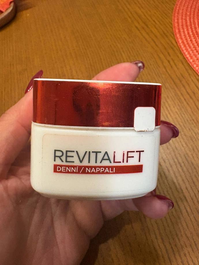 Zklidňující krém proti vráskám L’Oréal Paris Revitalift je favoritem redaktorky Bětky. Koupíte ho za 353 Kč.