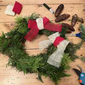 Líbil se mi kontrast dvou barev jutových mašliček. Šišky nakonec nedostaly prostor. 