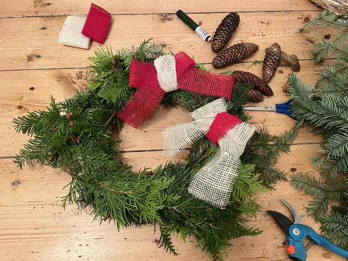 Líbil se mi kontrast dvou barev jutových mašliček. Šišky nakonec nedostaly prostor. 