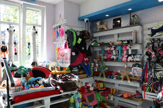 Součástí cukrárny je pochopitelně také hračkářství pro pejsky. 